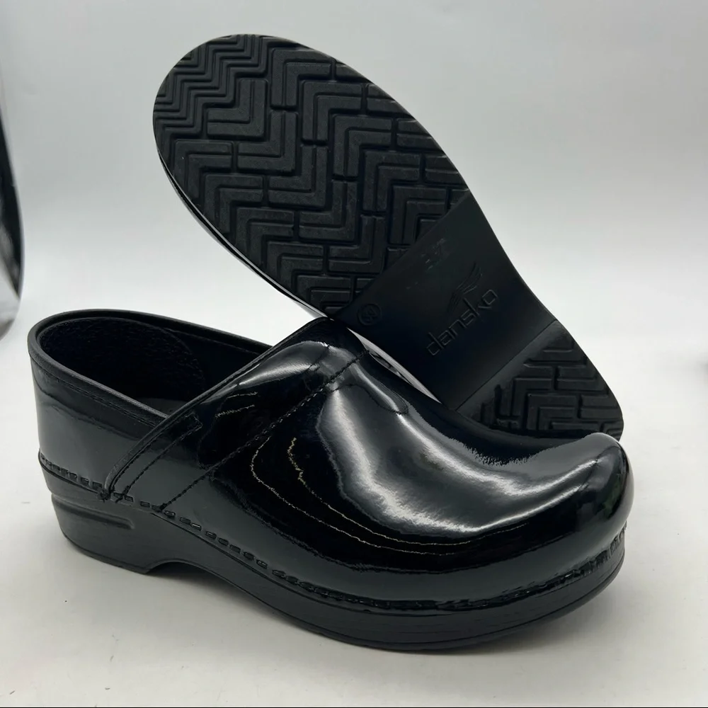 Dansko Women’s Size 39 (US 8.5-9) Professional Clog Black Patent Leather.